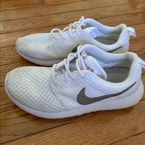 White Nike sneakers/tennis shoes